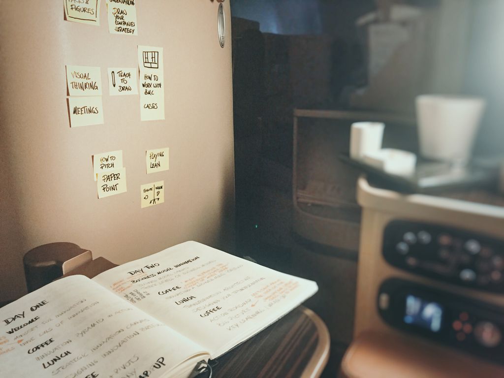 HolgerNilsPohl's tweet photo. Prep Work in the plane for our business model innovation Bootcamp /w @engageinnovate and @ChrisRangen #workvisual #bibc17 #workeverywhere https://t.co/JbVXevETJP