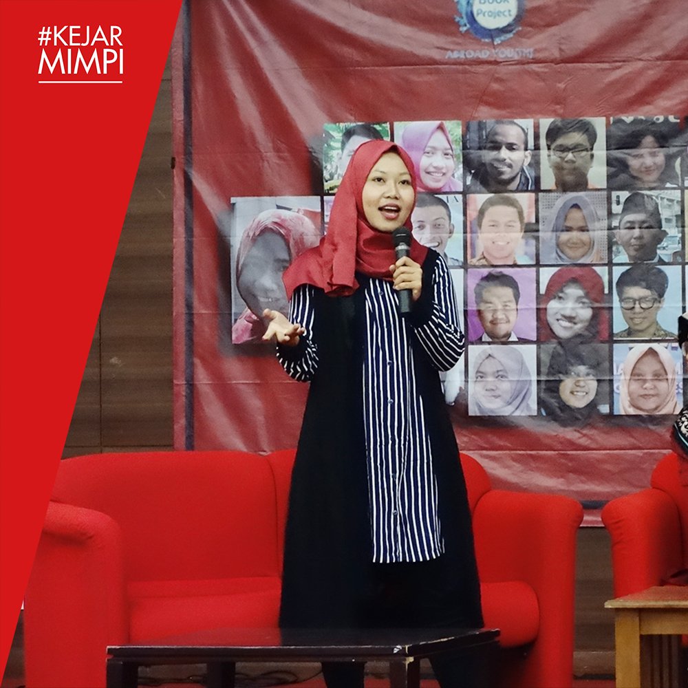 kejarmimpi_id's tweet photo. Berikut ini keseruan acara Launching buku Abroad You(th) 2nd Chapter yang diadakan di Aula Latief Hendraningrat, Universitas Negeri Jakarta. https://t.co/TIgsxEsnio