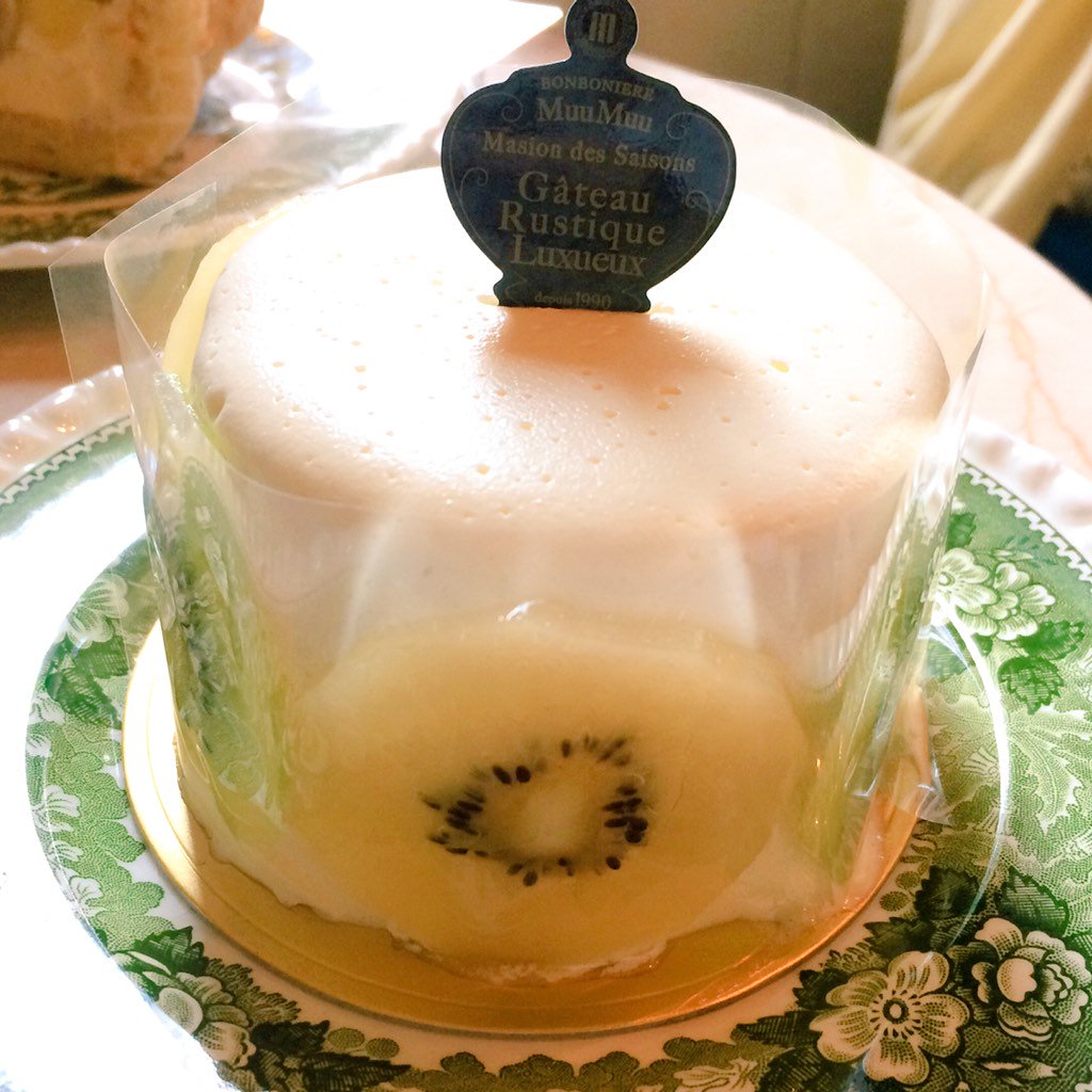 kochicity_cake's tweet photo. キウイのシフォンケーキ/ムームー ¥680
軽い口当たりのふわふわのシフォンケーキです♪ゴールデンキウイの甘さととグリーンキウイの甘酸っぱさがとってもマッチしていました！柔らかいので真ん中からフォークを刺して食べて下さいとのこと☆ https://t.co/Rd0fnxxb8r