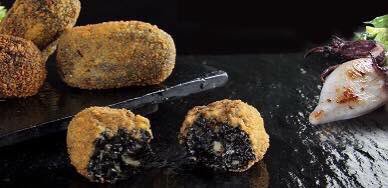 Nuestras croquetas de chipirón en su tinta son un éxito 🔝
¿Cuál preferís vosotros? #LaToná #Croquetas #chipirones #tapas