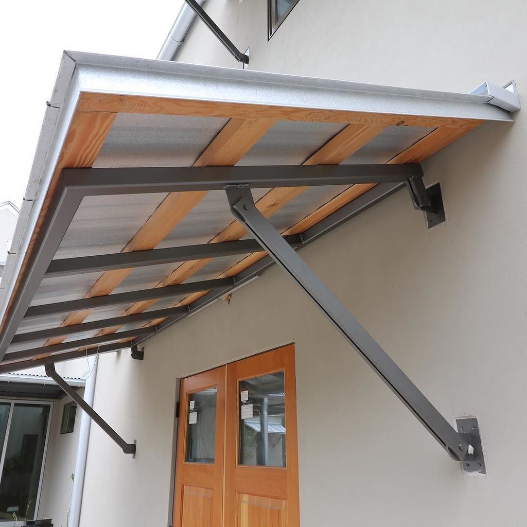 MattRisinger's tweet photo. Steel awning on our #risingersips house. So crisp. Great work by @jordansmithbuilds and the #build crew #steelteam… https://t.co/6msNvgMo74 https://t.co/0fLHBB5mPr