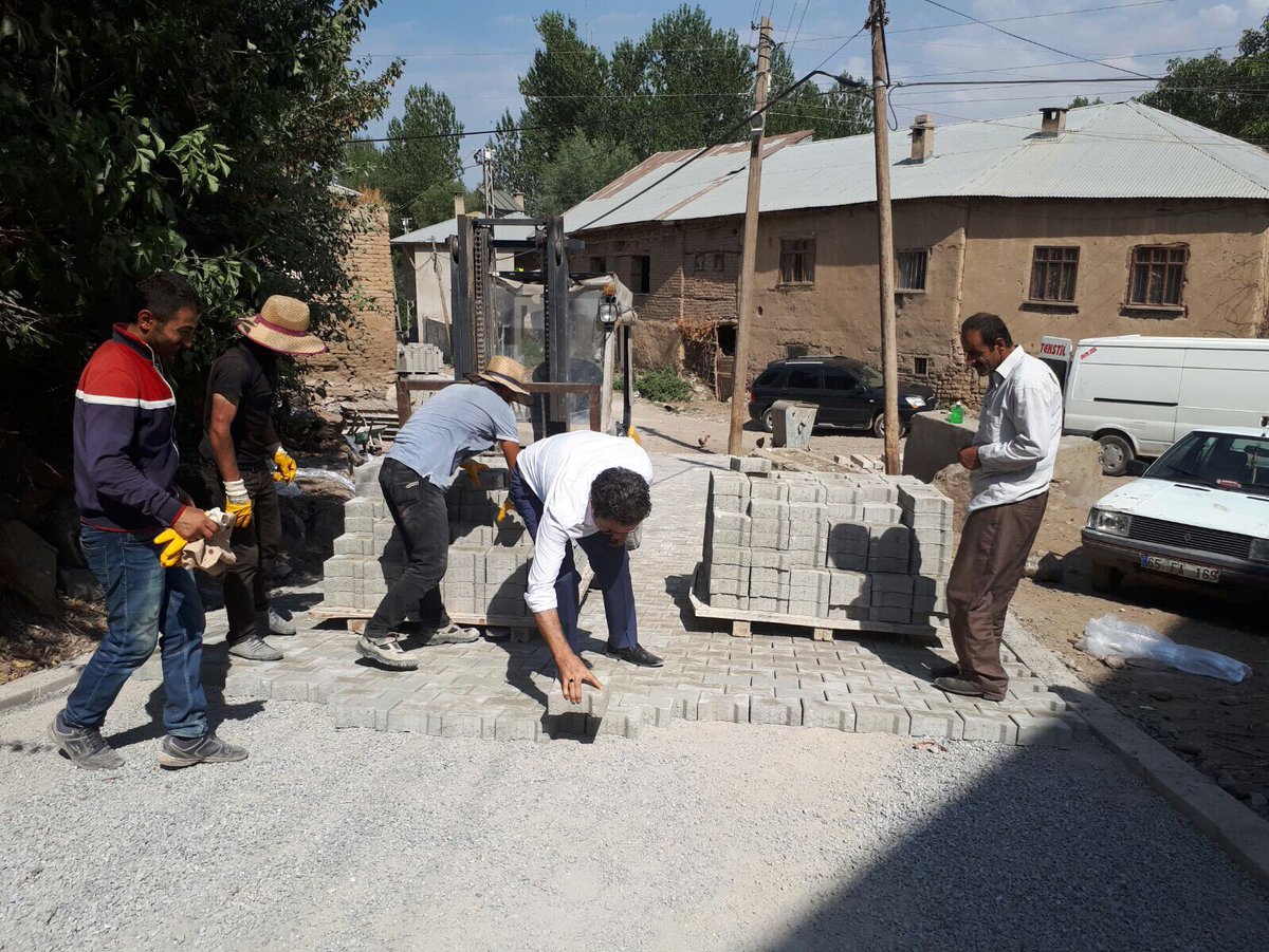 sinanhakan's tweet photo. Köylerimizde kilit parke yol işlerimiz devam ediyor.
Çalışıyoruz, mutluyuz :)
#Gevaş #Narik #Yemişlik https://t.co/CB3PX4kj9q