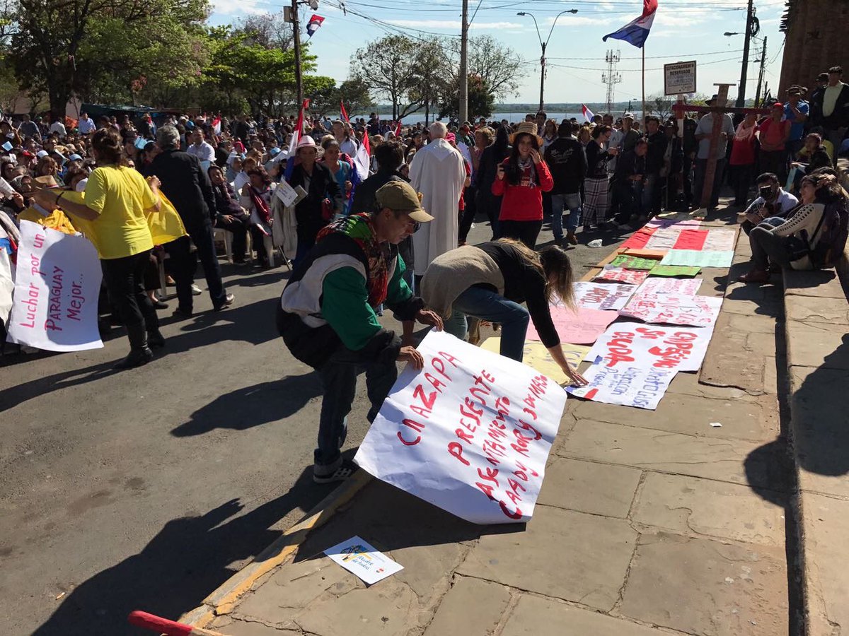 cigarrapy's tweet photo. Frente a La Catedral de Asunción, se aguarda el momento para dar inicio al #DesfilePatriota. https://t.co/OLpRfsVB4L