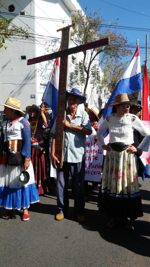 cigarrapy's tweet photo. Frente a La Catedral de Asunción, se aguarda el momento para dar inicio al #DesfilePatriota. https://t.co/OLpRfsVB4L