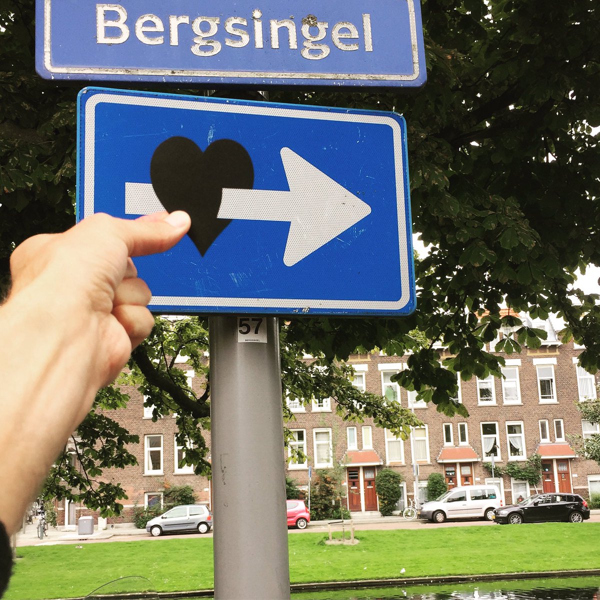 ❤️❤️❤️Follow your Love-arrow where ever it points! ❤️❤️❤️
#heart #love #trafficsign #rotterdam #art