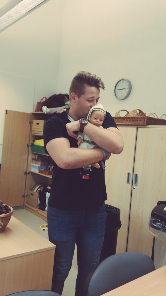 inspiraEllieG's tweet photo. .@InspiraTomS has found baby Carlos in the oven #daddyishere #thosetoesies https://t.co/fqSA48iMvs