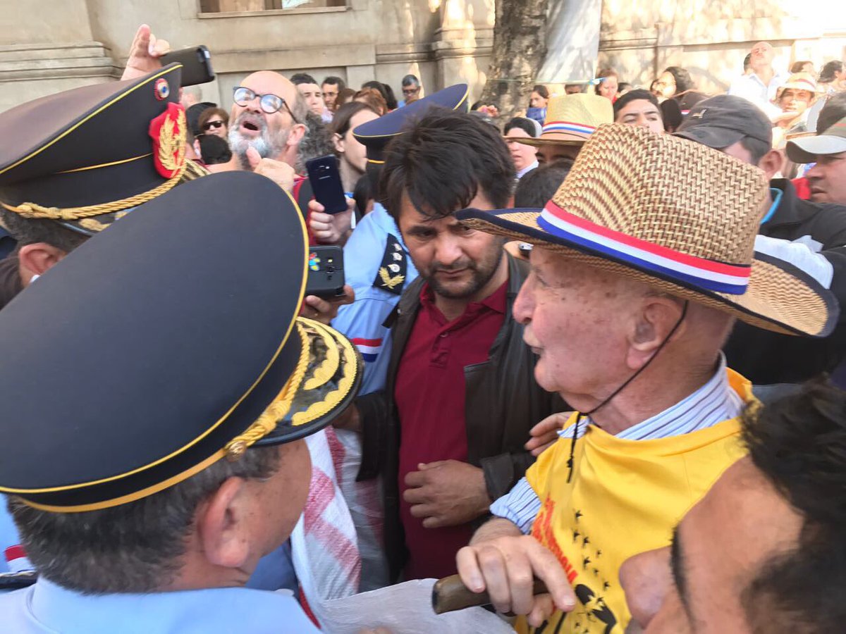 cigarrapy's tweet photo. La Policia Nacional no deja pasar al #DesfilePatriota. Siguen los forcejeos. https://t.co/qb2ZYFOBQD