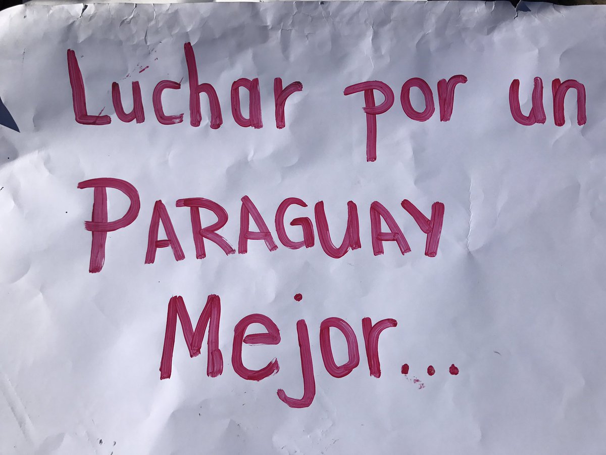 cigarrapy's tweet photo. Algunos de los mensajes que exponen los agricultores frente a la catedral de Asunción. Policía impide que realicen #DesfilePatriotico https://t.co/wwFsg0AzcR