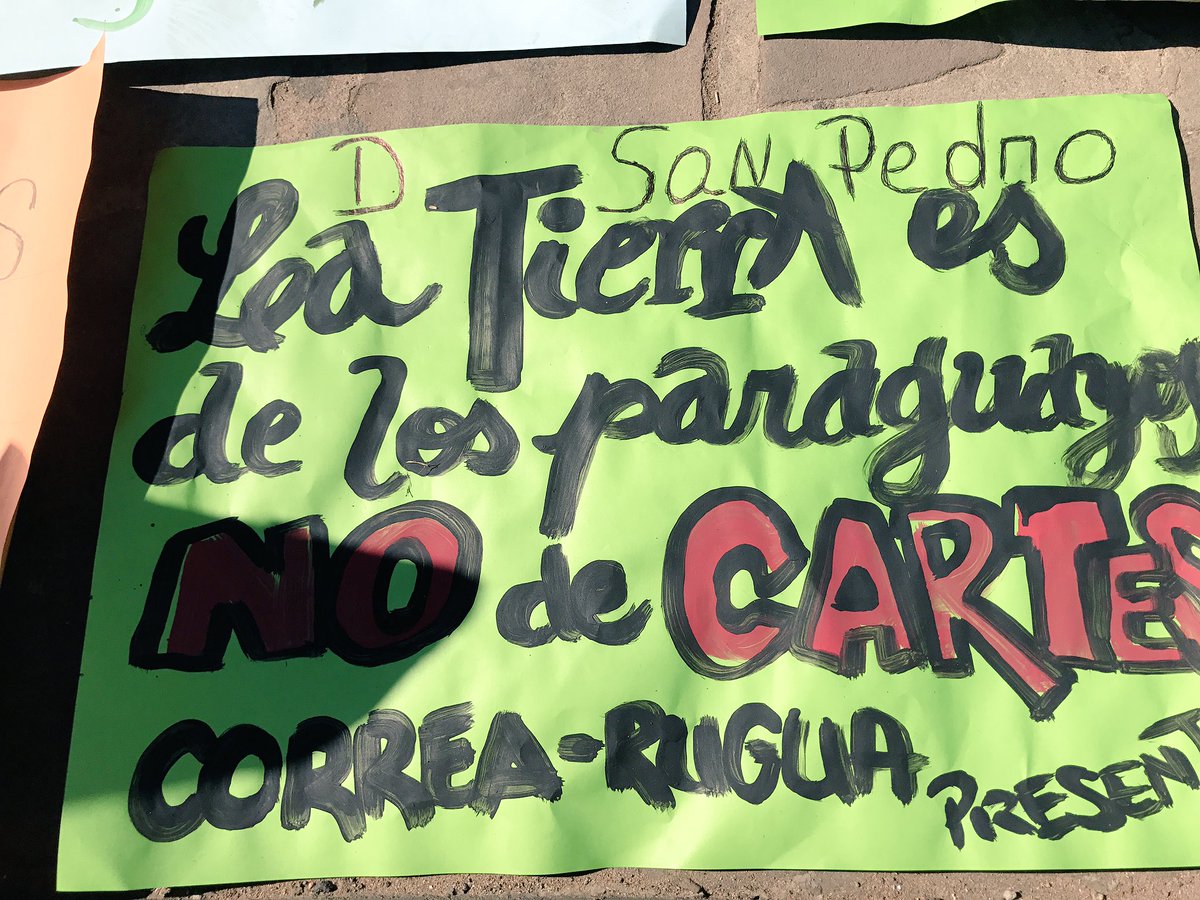 cigarrapy's tweet photo. Algunos de los mensajes que exponen los agricultores frente a la catedral de Asunción. Policía impide que realicen #DesfilePatriotico https://t.co/wwFsg0AzcR