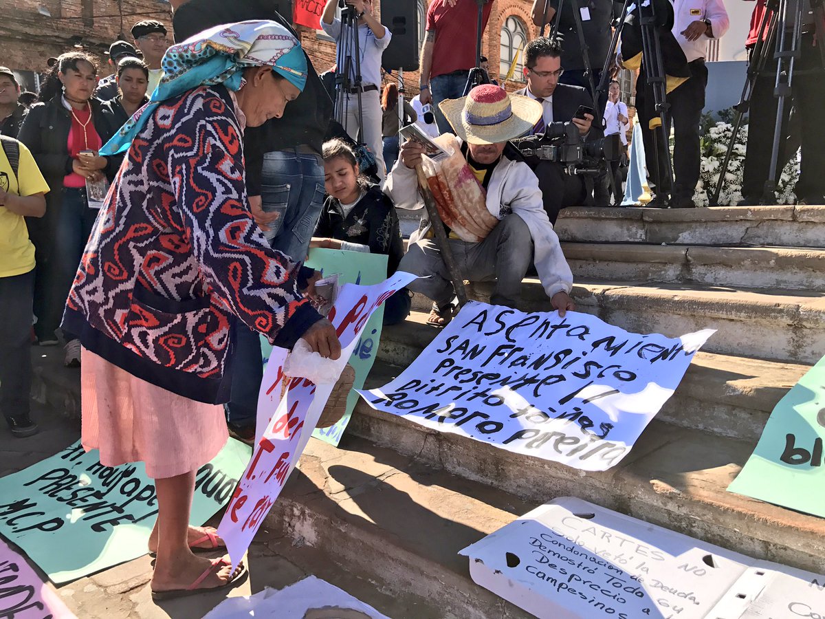 cigarrapy's tweet photo. Algunos de los mensajes que exponen los agricultores frente a la catedral de Asunción. Policía impide que realicen #DesfilePatriotico https://t.co/wwFsg0AzcR