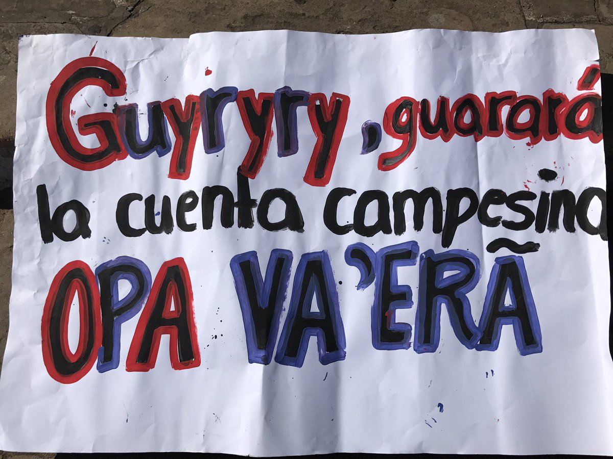 cigarrapy's tweet photo. Algunos de los mensajes que exponen los agricultores frente a la catedral de Asunción. Policía impide que realicen #DesfilePatriotico https://t.co/wwFsg0AzcR