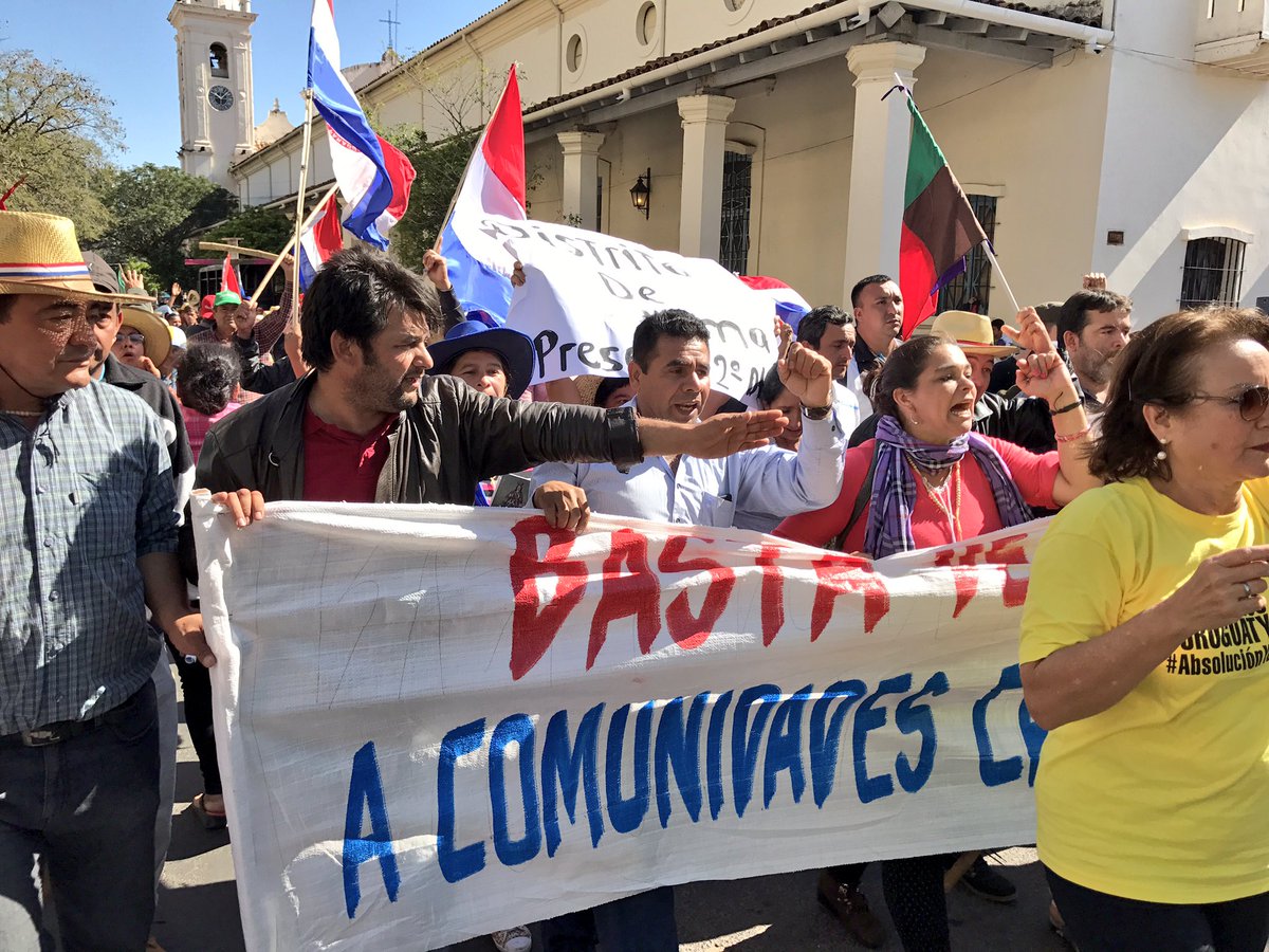 cigarrapy's tweet photo. #DesfilePatriotico pasó cerco policial y agricultores junto con multilples organizaciones sociales marchan ahora hacia la Avda. Mcal. Lopez https://t.co/DiQvmdlpx6