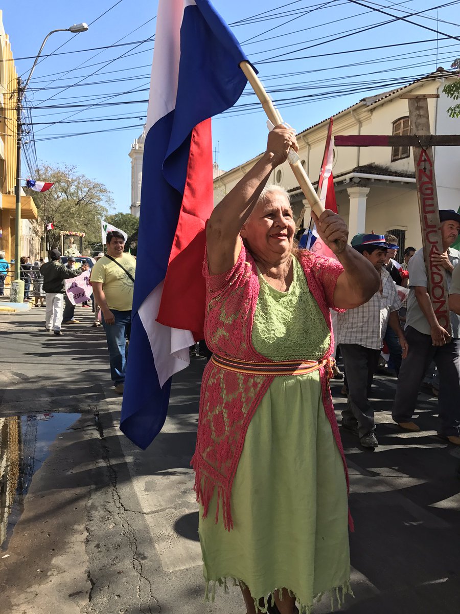 cigarrapy's tweet photo. #DesfilePatriotico pasó cerco policial y agricultores junto con multilples organizaciones sociales marchan ahora hacia la Avda. Mcal. Lopez https://t.co/DiQvmdlpx6