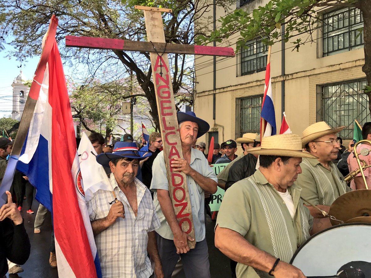 cigarrapy's tweet photo. #DesfilePatriotico pasó cerco policial y agricultores junto con multilples organizaciones sociales marchan ahora hacia la Avda. Mcal. Lopez https://t.co/DiQvmdlpx6
