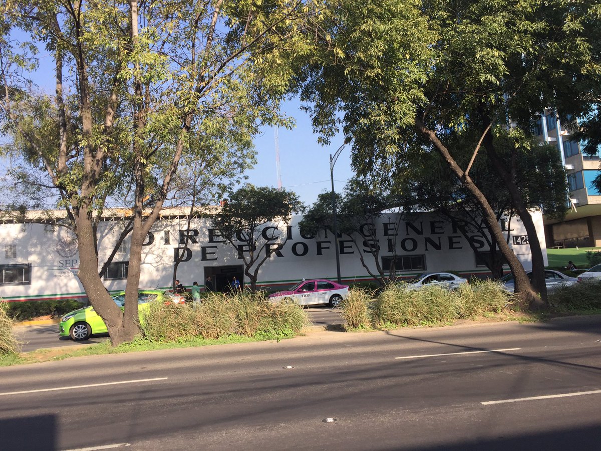 alinee81's tweet photo. @ManceraMiguelMX en este tramo de revolución faltan los topes amarillos para poder circular como ciclista 🙏🏻todo el tiempo gente estacionada https://t.co/UnyyhwlYQa