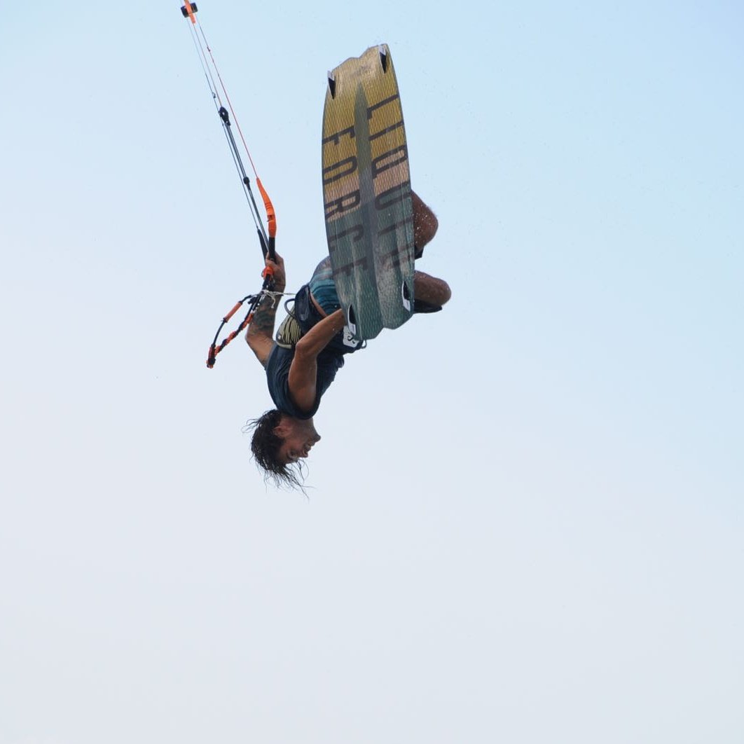 BigioneV's tweet photo. Looking at life from a other point of u right now βοΈthe important is to land on your feet πβοΈ#liquidforcekites # #flatlinesa #zanzibar https://t.co/lAfRUCixTF