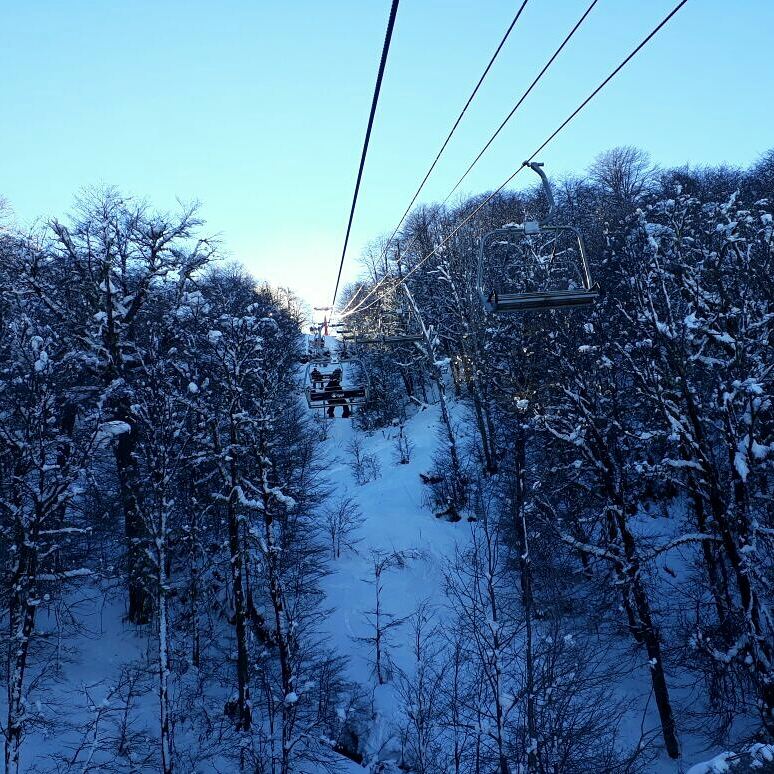 DomingoDev's tweet photo. Estos días de 🌞 y Powder los disfrutamos ⛷🏂 !!!
Suelta el telefono 📱☎ y sube a la montaña 🤘.
#SkiResponsable https://t.co/O1TaTefGyE