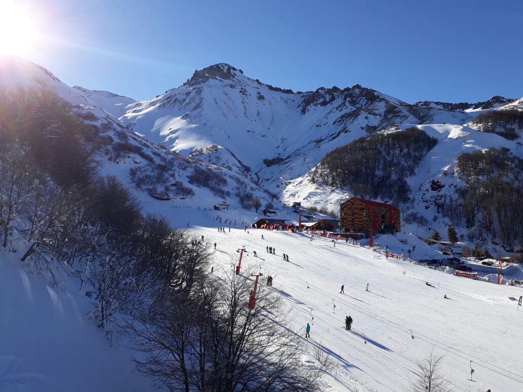 DomingoDev's tweet photo. Estos días de 🌞 y Powder los disfrutamos ⛷🏂 !!!
Suelta el telefono 📱☎ y sube a la montaña 🤘.
#SkiResponsable https://t.co/O1TaTefGyE