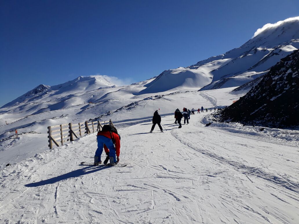 DomingoDev's tweet photo. Estos días de 🌞 y Powder los disfrutamos ⛷🏂 !!!
Suelta el telefono 📱☎ y sube a la montaña 🤘.
#SkiResponsable https://t.co/O1TaTefGyE