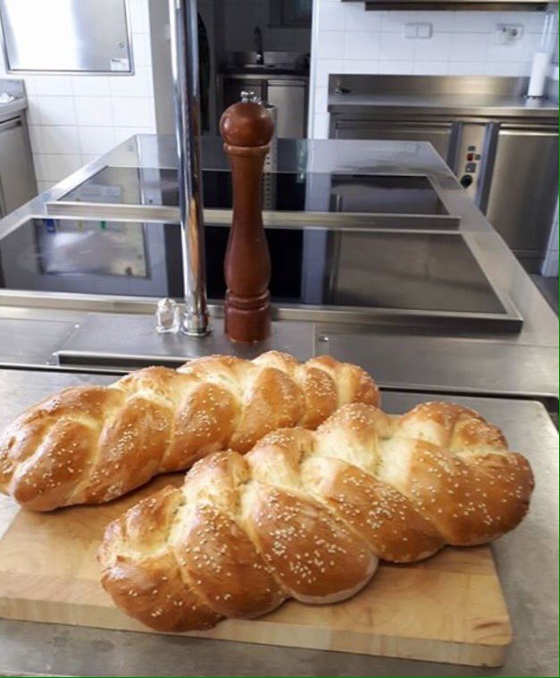 yetirhodanus's tweet photo. #Swisskitchen is simple but tasty. A typical fresh 🇨🇭 #Zopf should not be missing for breakfast! #Zuepfe @MySwitzerlandES @HofSwitzerland https://t.co/Av0siLec4i
