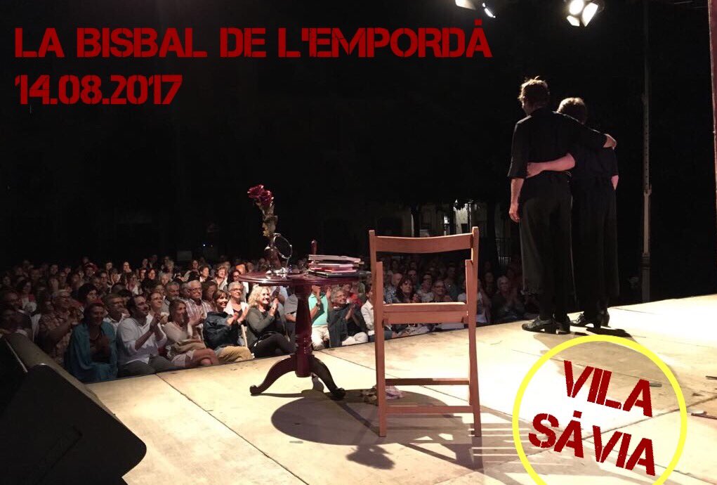 ElsRaros's tweet photo. Nova #VilaSàvia @labisbalemporda en plena Festa Major!

Fresca i divertida funció de Les #DonesSàvies

Propera #GiraSàvia 🔜 17/9 @collbato https://t.co/eDtMD0nGQQ