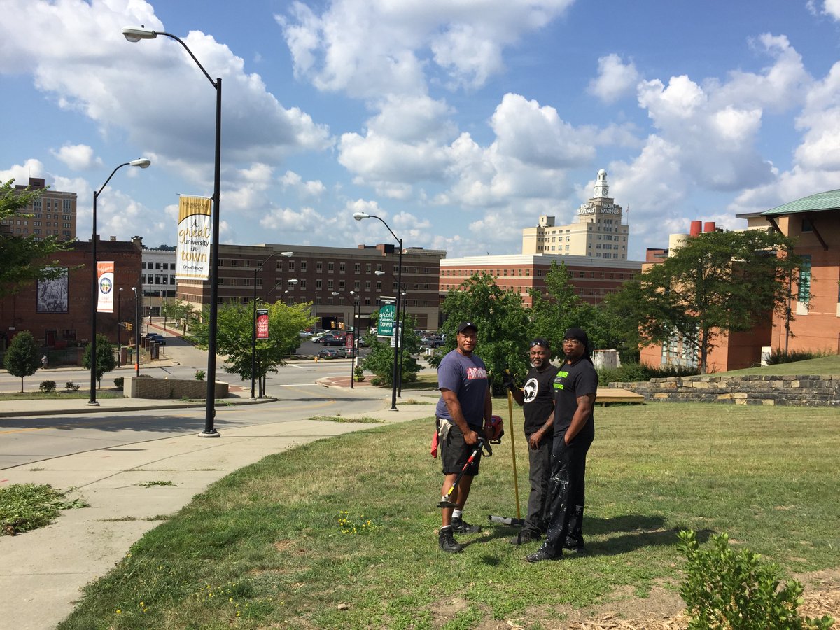 CityofYOU's tweet photo. Councilman @JuliusTOliver and members of #TheColonyYoungstown work to clean up @inplaceyo project 'Wedge at Hazel Hill' https://t.co/gzIyWyUdUT