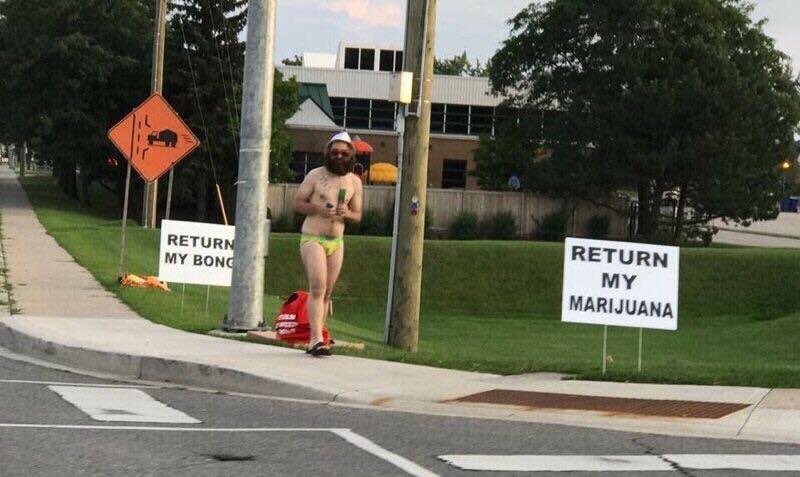 GeorgeWakenbake's tweet image. This guy is protesting outside the police department 😂