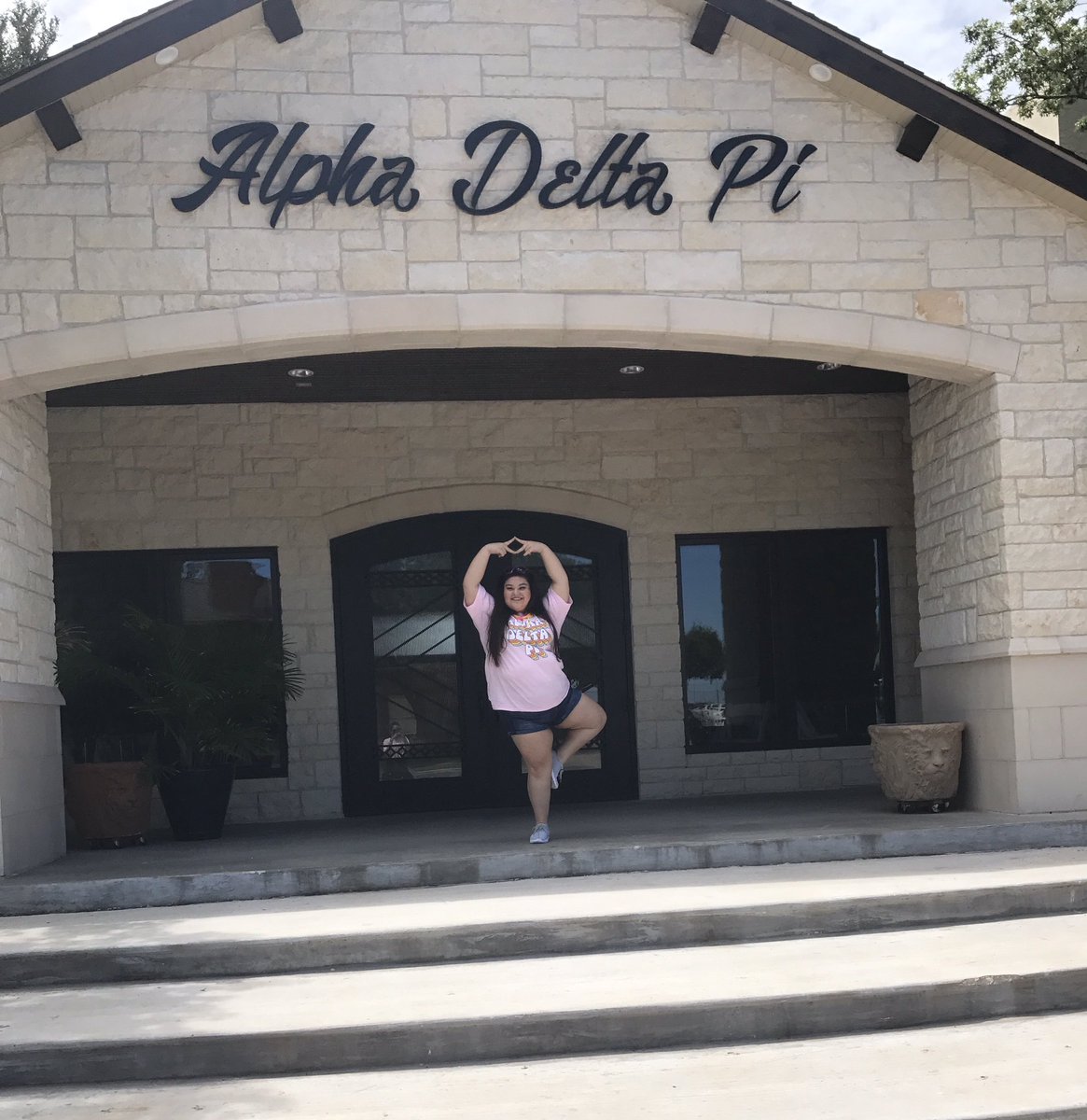 julia_isabel01's tweet photo. Partying like it's #19ADPi with my sisters this spirit week!!! #techrec17 #techadpi #ttu21 #whyadpi https://t.co/BXXSaqpiQU