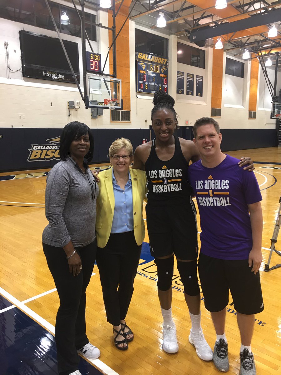 Thanks to the <a href="/LA_Sparks/">La famille Sparks</a> for stopping by <a href="/GallaudetU/">Gallaudet University</a> for practice today. #Gallaudet President Cordano got to meet <a href="/WNBA/">WNBA</a> MVP @Nnemkadi30!