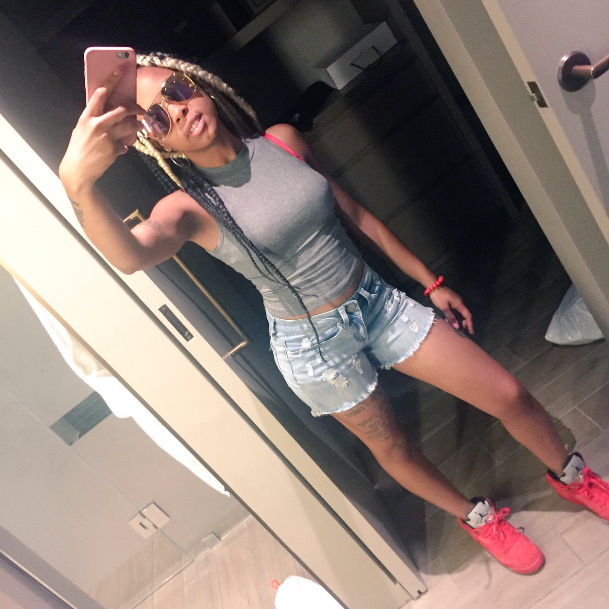 _xladyred's tweet photo. "Cut the middle man out I need awl my interest;cause niggas dont have passion;they just in it to fit in"-Dej #REDDSPost #LadyREDD #iModel βΌοΈ https://t.co/sG31CChJFZ