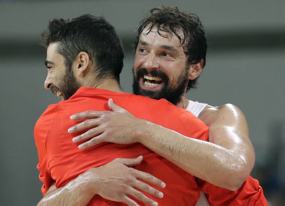 23Llull's tweet image. Un espejo en el que mirarse. Felicidades capi por ser el jugador con más partidos en la historia de nuestro baloncesto
🏀🙌🏻
#Ídolo #leyenda