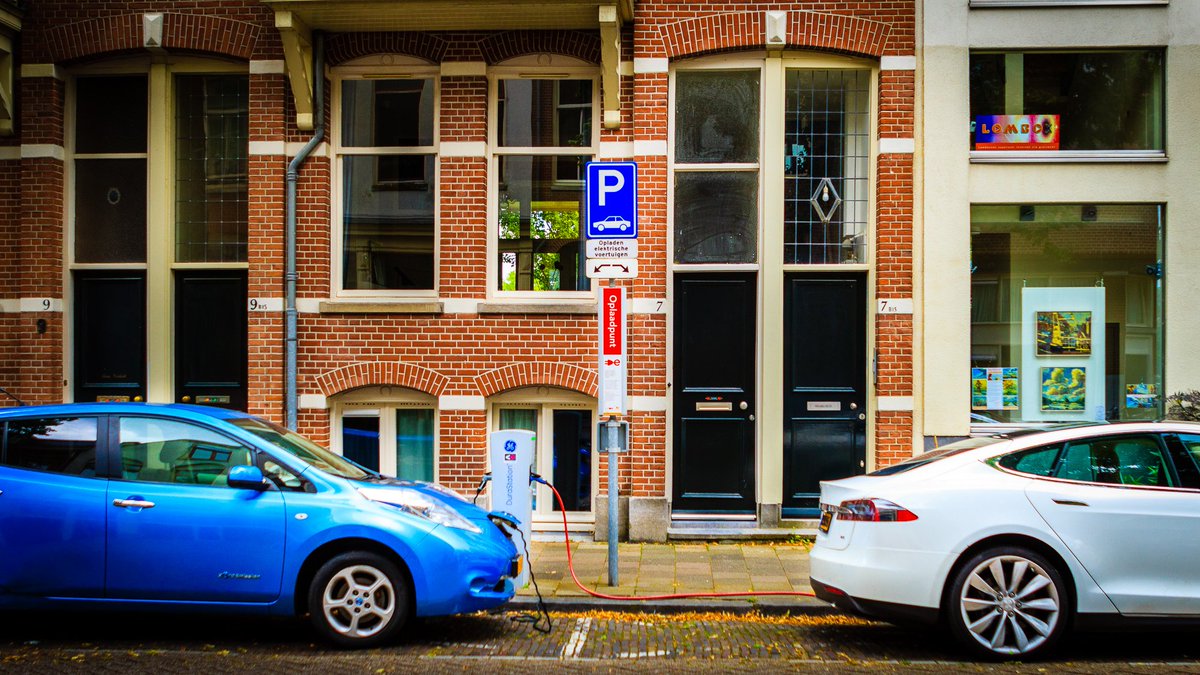 Explosieve groei elektrische auto’s in de Randstad verwacht. #Tesla Model 3 in #Utrecht en #Amersfoort in trek. stedin.net/over-stedin/pe…