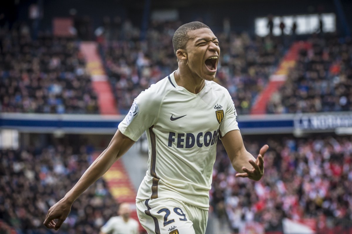 AS_Monaco's tweet photo. 👏👏 @KMbappe classé 8e meilleur joueur de la saison 2016/17 par l'UEFA !!! https://t.co/aN3z9qJW3d
