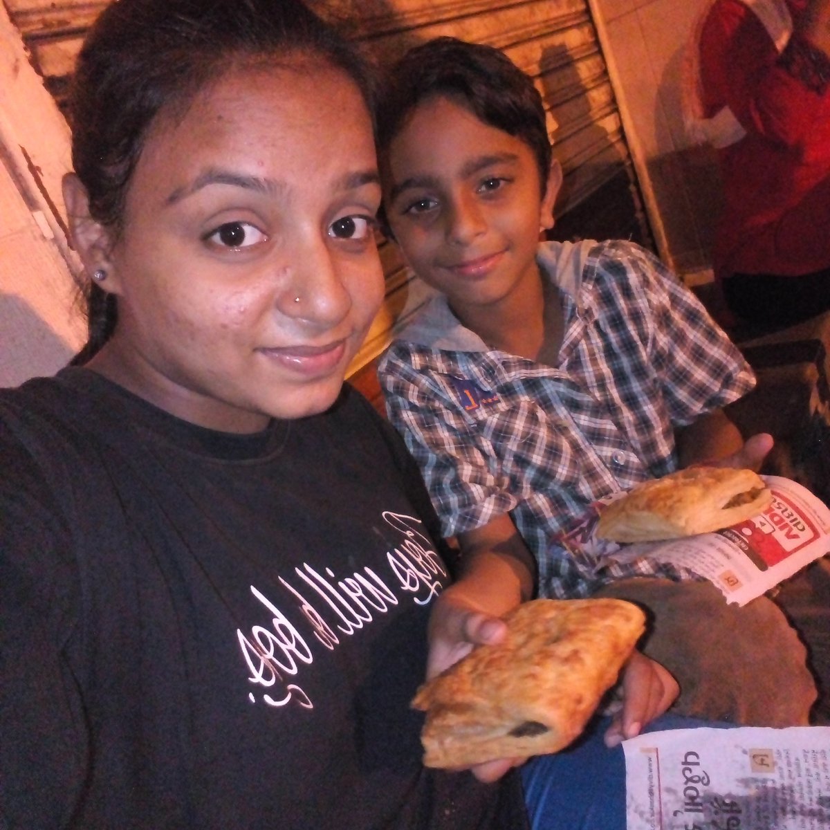 aarchi_143's tweet photo. late # post eatingg...puff with my little..frend.. https://t.co/nP78czfkih