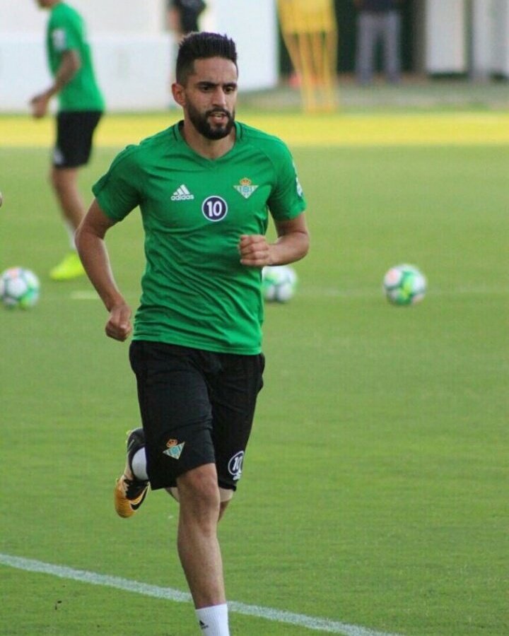 dz24foot's tweet photo. رياض #بودبوز في أولى تدريباته مع ريال #بتيس.
#boudebouz #entrainement #real_betis #algeria #algerienne🇩🇿 #dzaisport #DZ #Teamfennecs https://t.co/AJnUff3XQX