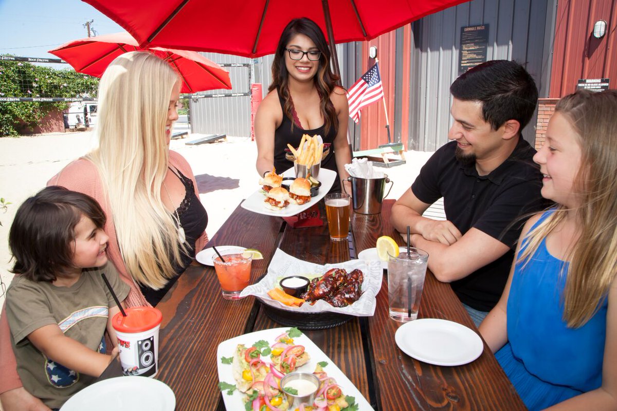 RockandBrewsBP's tweet photo. We have the best #HappyHour in Buena Park!!  Mon-Fri from 3pm-6pm and 10pm-close! $3 Sliders, $4 Nachos, $5 Wings and $6 Pizza! https://t.co/4UlJNnUfjb