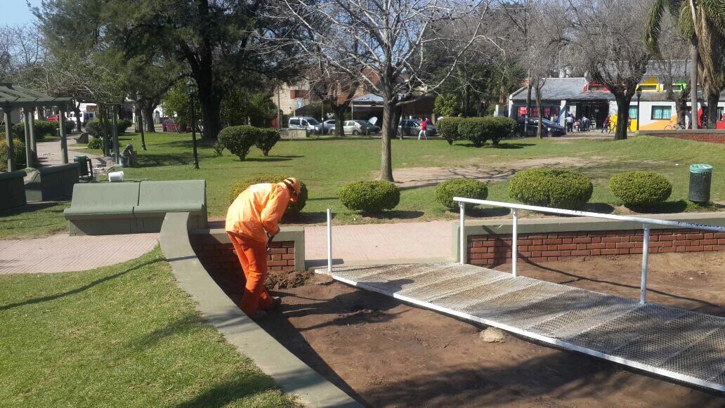 EspaciosPub's tweet photo. ESPACIOS PÚBLICOS|Estamos trabajando en pintura de pérgolas y mobiliario, arreglo de veredas y mantenimiento de areneros. https://t.co/B0zhQJvss9