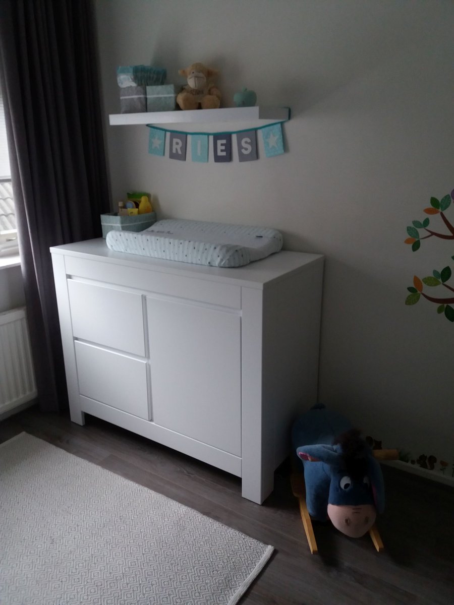 Gisteren gemaakt &amp; verstuurd en vandaag hangt hij al :-) #klantfoto #mininaamslinger Hij hangt leuk boven de commode!