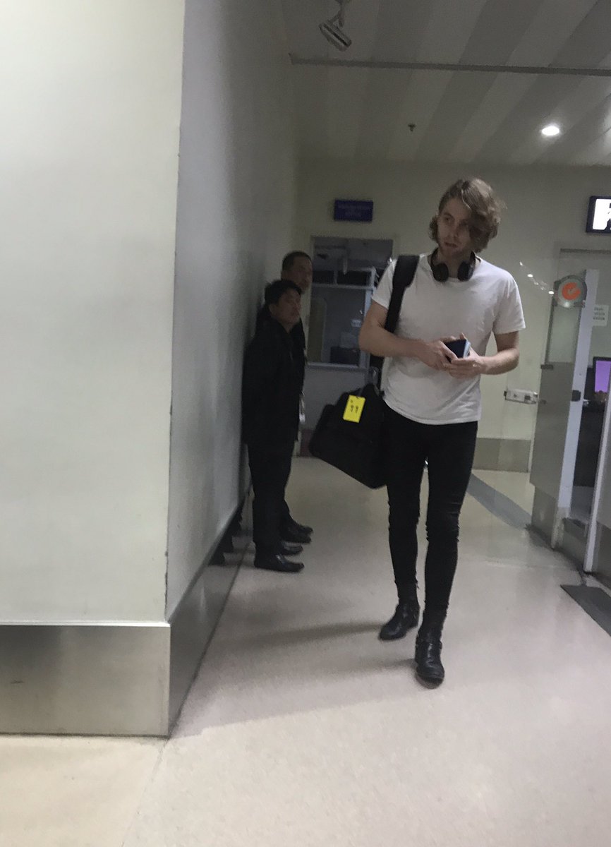 ohohpablo's tweet photo. Welcome to Manila @5SOS #5SOSManila https://t.co/wZzuqWdYbv