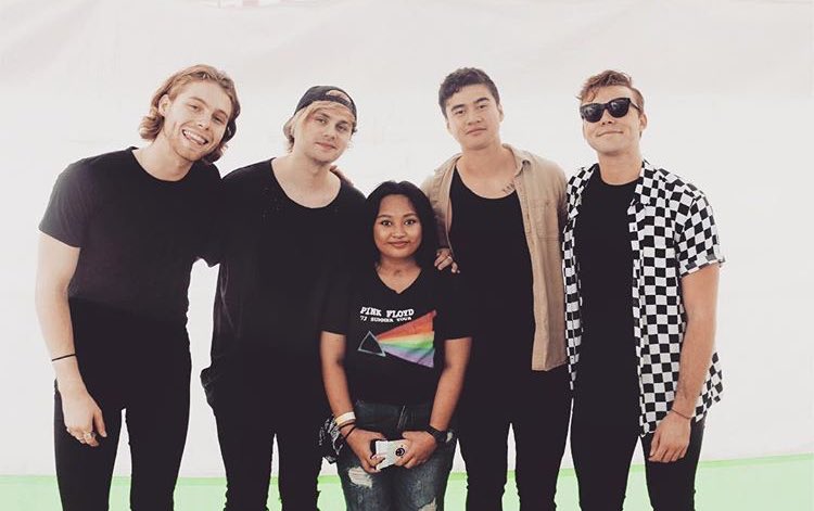 ashtonupdating's tweet photo. ashton with the boys and a fan #5SOSIncheon || nurizxx_ on IG https://t.co/uiOcTiWi7T
