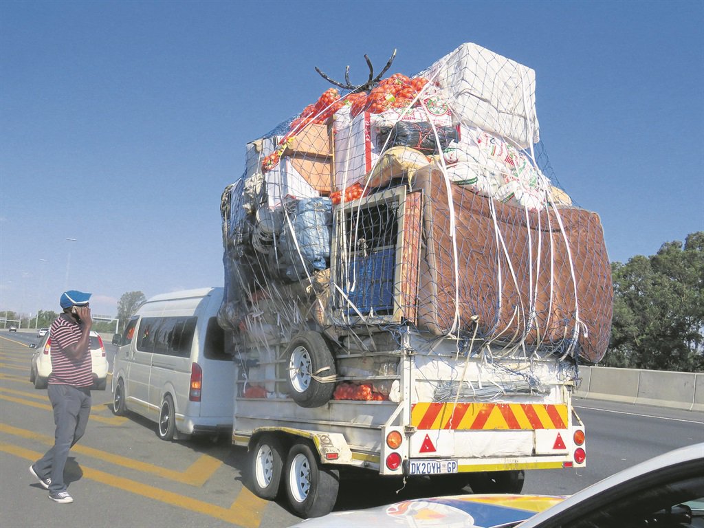 Pasco_e's tweet photo. #GraceMugabe has been spotted taking her sons and their belongings out of South Africa under police escort https://t.co/TNAB7YEI1w
