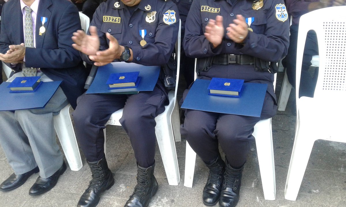 PNCSV's tweet photo. Es así como la corporacion policial reconoce al personal de la zona #Parcentral con la  #ExcelenciaPolicial en su #25AniversarioPNC https://t.co/BT3DMzydTh
