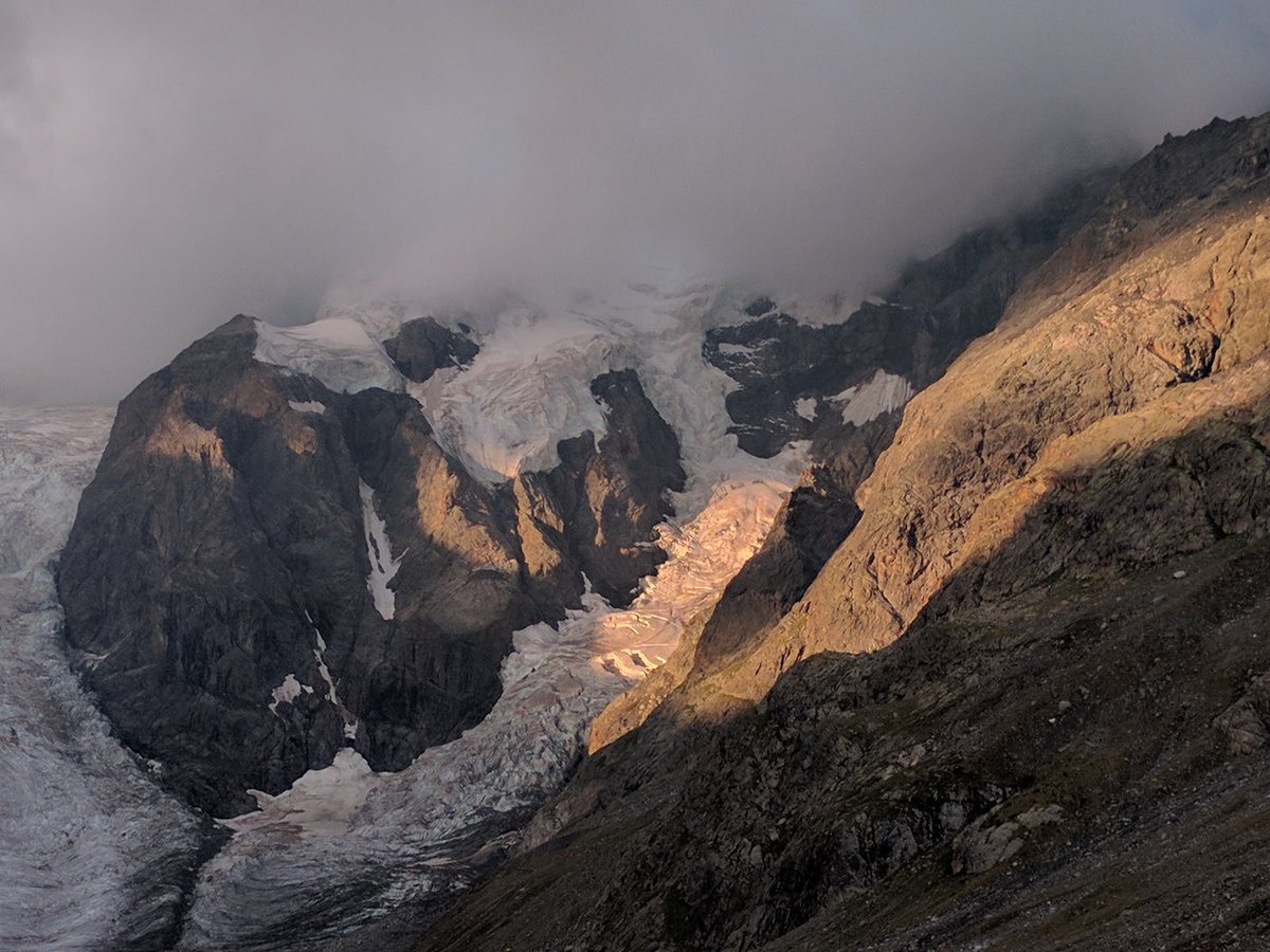 uxprivacy's tweet photo. Morning sunlight at #Boval hut at 2500m altitude in front of #Bernina massive. 06:45.
#graubuenden https://t.co/mdTNK8TI70