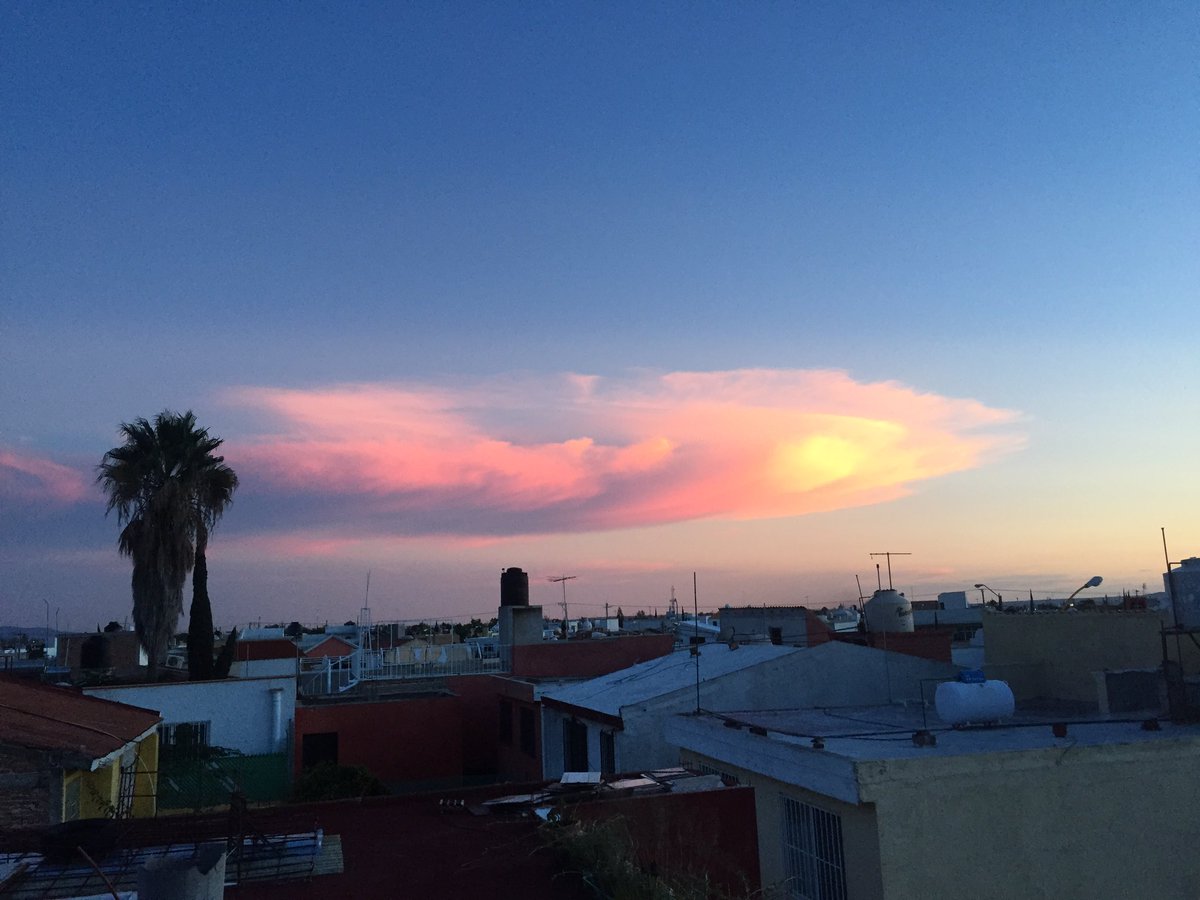 KatiePoushpom's tweet photo. Check out these mad looking clouds. All I thought was 'that looks like candy floss, I want to eat it'. #funkyclouds https://t.co/Lfb4MyzXCT