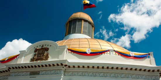 Hoy en un saldo de la Asamblea Nacional estarán los diputados legales y en el otro la Asamblea chimba y fraudulenta. Así está Venezuela