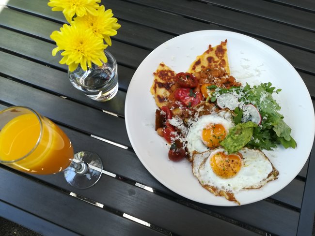 We're fans of Chef Sarah Stewart, so are happy to see her onboard at @vantavern cooking up tasty treats! #brunch  brunchcouver.com/the-donnelly-g…