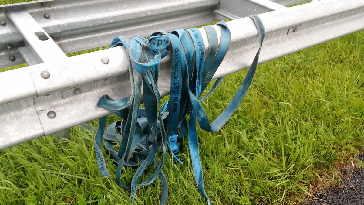 Ik heb net 4 paar spanbanden verwijderd van de rijstrook. #A15 li 141,5 afrit thv #Ochten afrit 35.