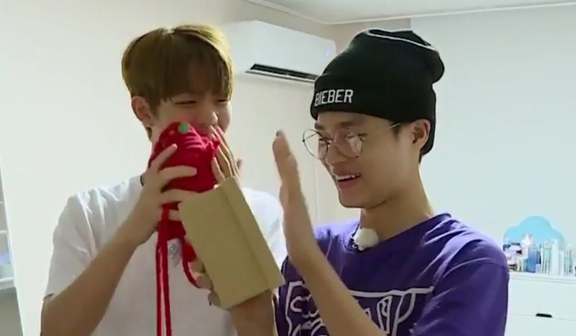 JINHWI THAILAND♡ tweet media