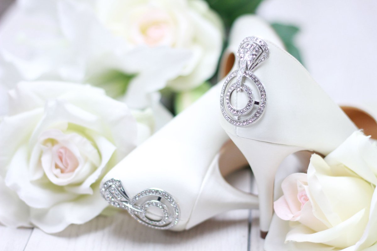 BenjaminAdamsLN's tweet photo. Dazzling in the light. 'Aurellia' looking as elegant as ever. Be sure not miss out on the #sale!>> https://t.co/Sod1fHaR52 #BABeautifulBride https://t.co/1X6X67z6Be