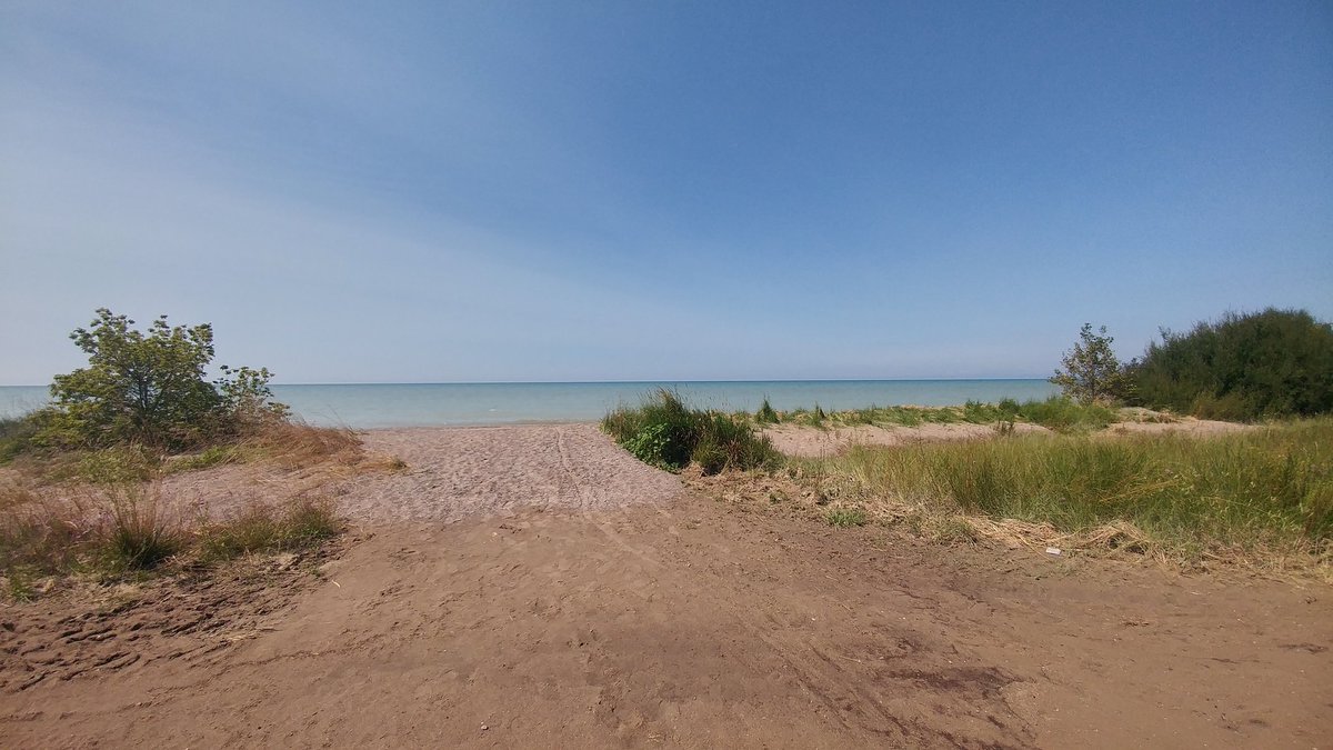 Looks like as good of a spot as any to stop for lunch today.  Sure beats working in an office.